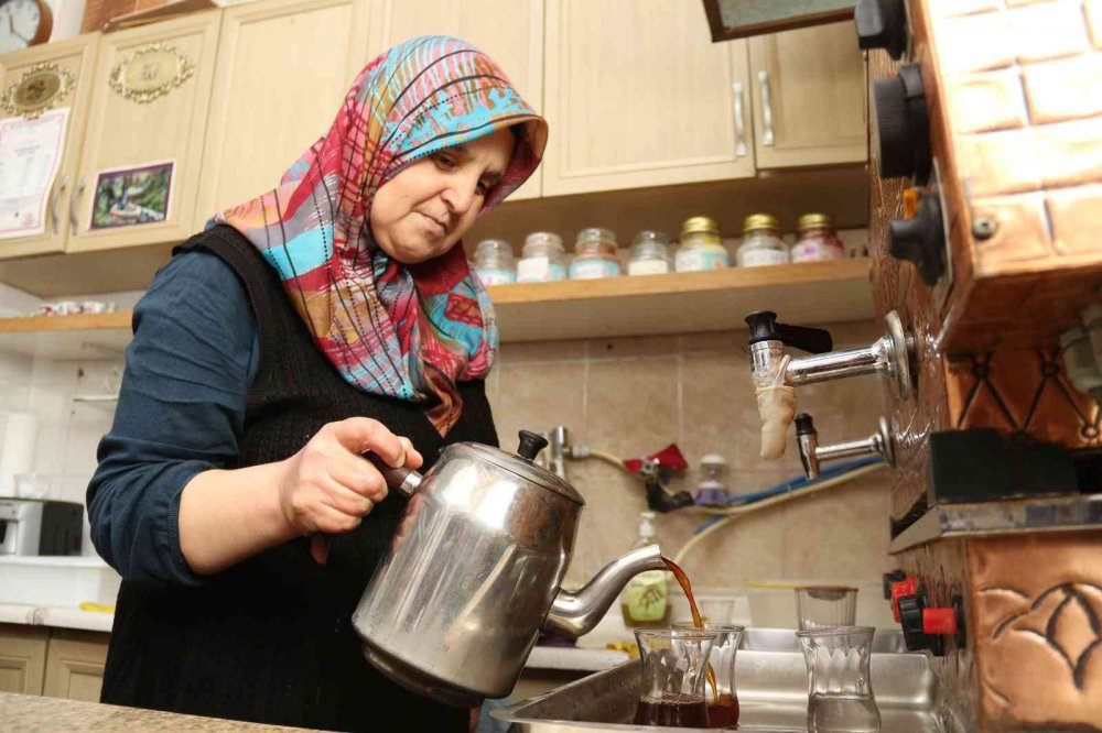 Anne demliyor baba kız günde 700 bardak çay dağıtıyor