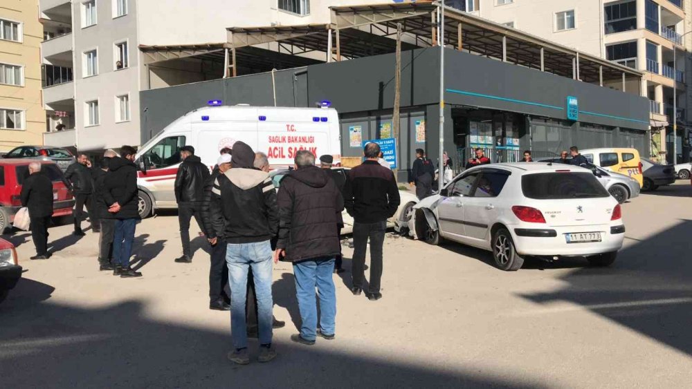 Kavşakta trafik kazası