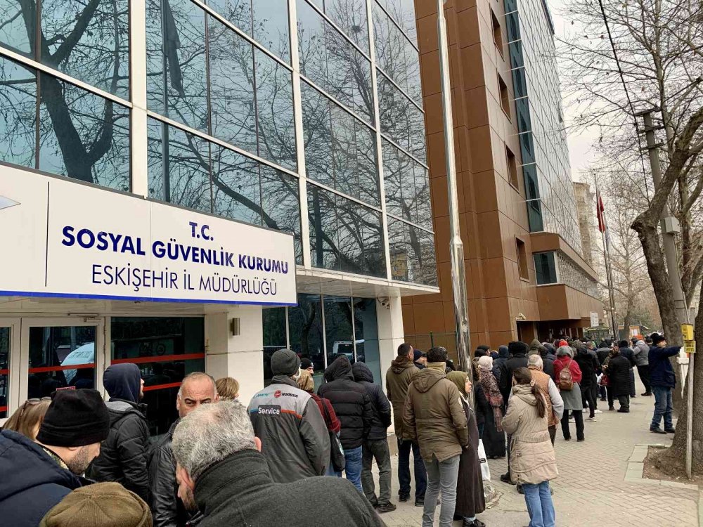 Zamsız borçlanma kuyruğu sürüyor