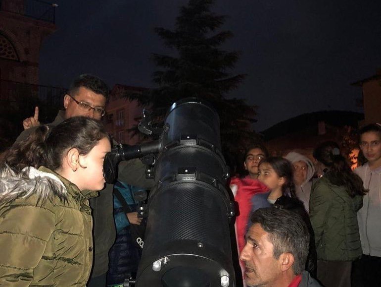Öğrenciler teleskopla ay ve gezegenleri gözlemledi