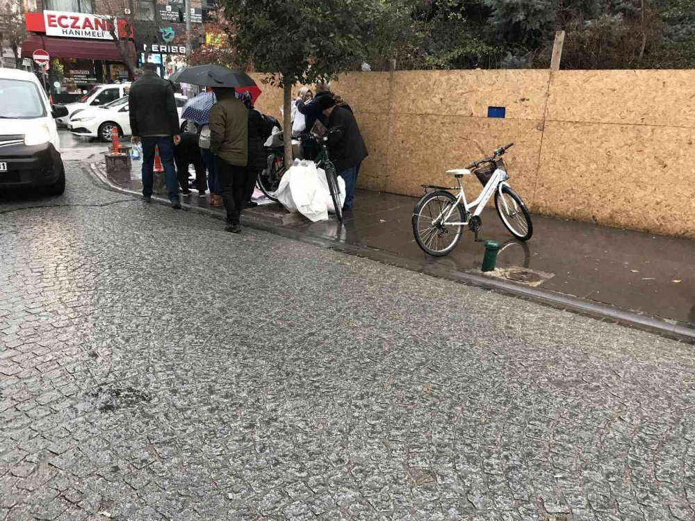 Çiseleyen yağmur altında 10 liralık kazak izdihamı