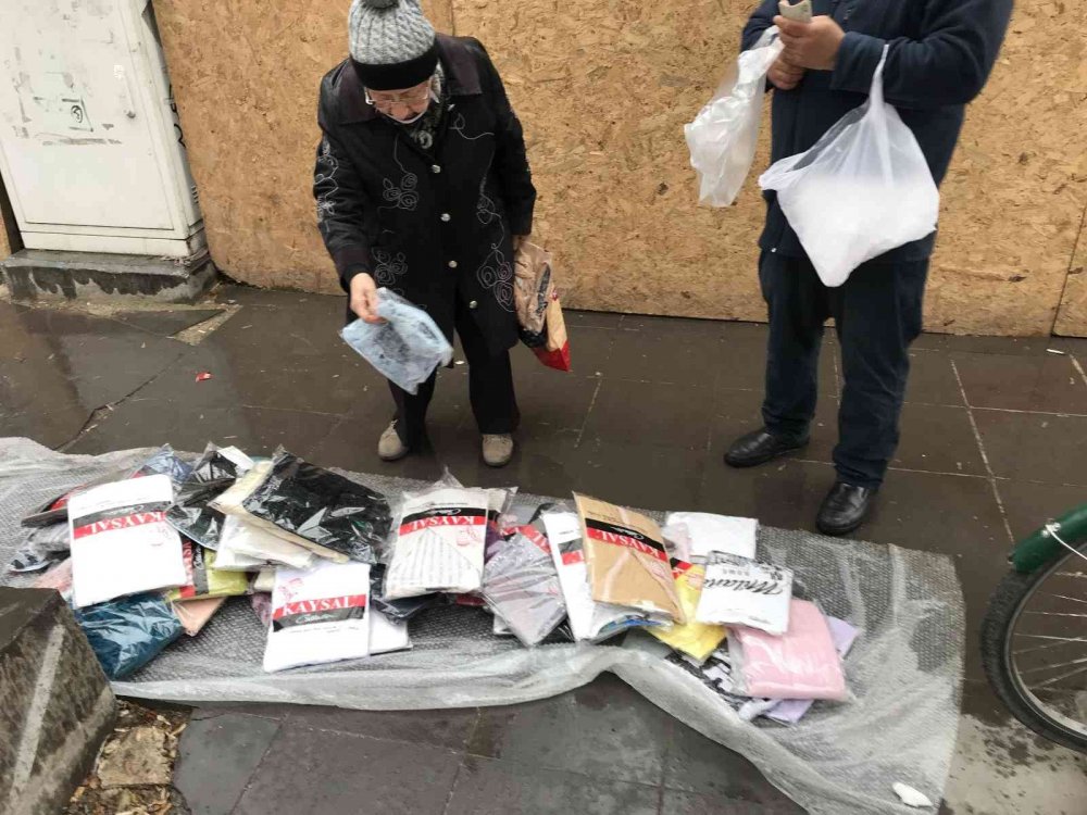 Çiseleyen yağmur altında 10 liralık kazak izdihamı