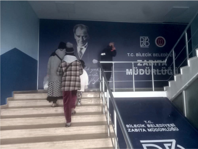 cpcuklariyla-birlikte-dilenen-kadin-yakalandi1.jpg