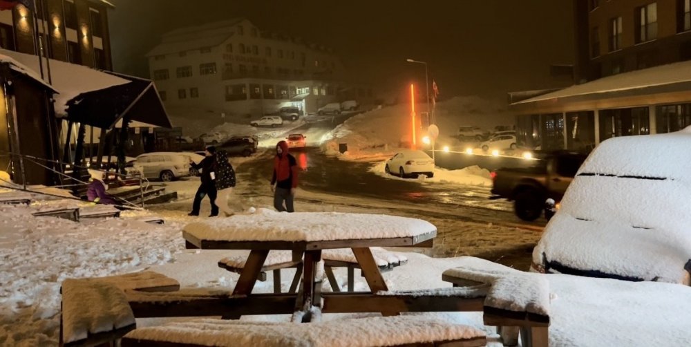 Kar kalınlığı 16 santimetreyi geçti, vatandaşlar Uludağ’a akın etti