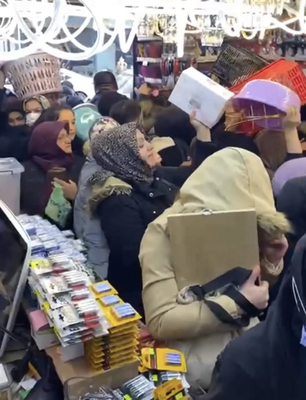 Kadınlar birbirini ezdi