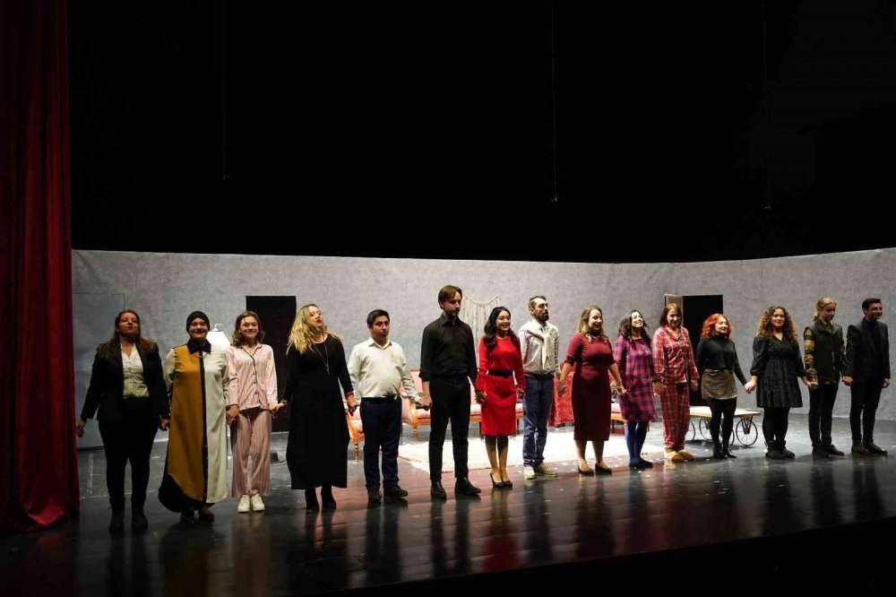 Bilecik Belediyesi Sanat Akademisi oyuncuları ayakta alkışlandı