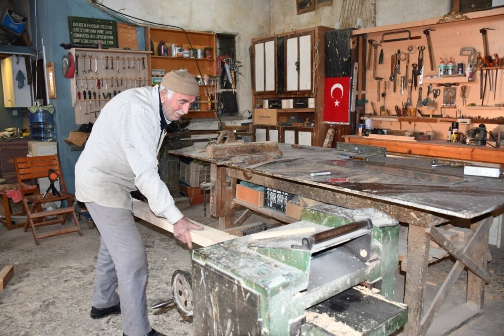 Yarım asırdır ahşaba şekil veriyor