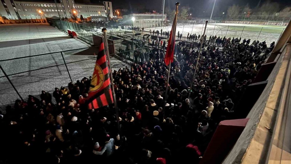 Transfer yasağını kaldıran Eskişehirspor tesisleri bayram yeri oldu