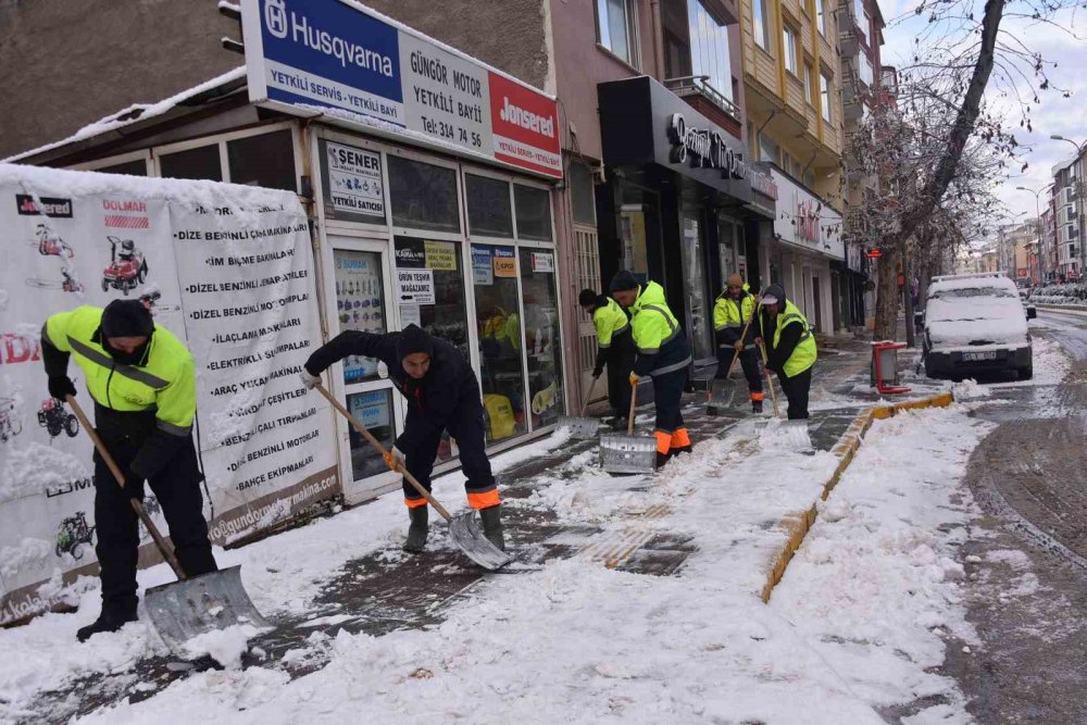 Bozüyük'te karla mücadele başladı