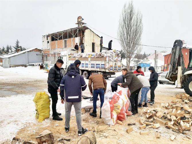 pazaryerinden-deprem-bolgesine-yakacak-odun-yardimi2.jpg