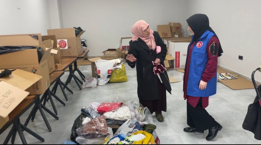 Şekernaz teyze afet bölgesine el işi örüyor