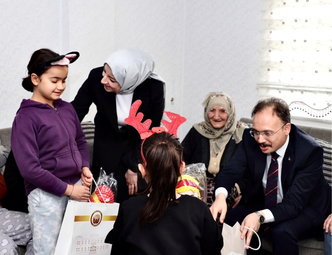 vali-kizilkaya-depremzedeleri-ziyaret-etti2.jpg