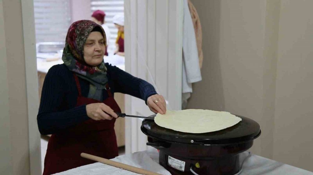 Gürsulu kadınlar çölyak hastası depremzedeler için erişte üretiyor