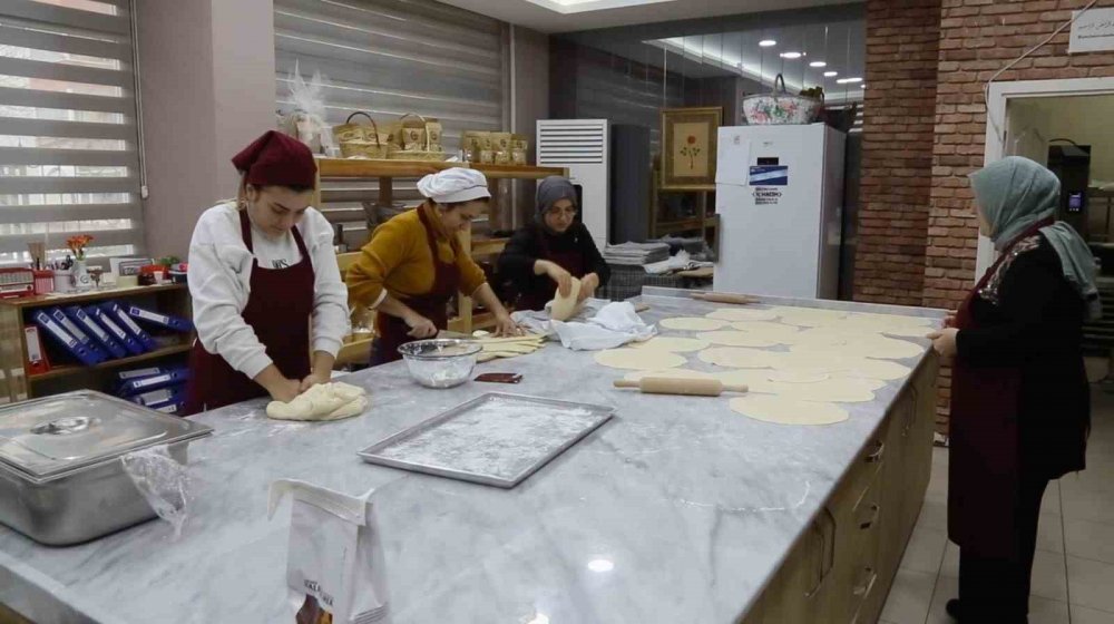 Gürsulu kadınlar çölyak hastası depremzedeler için erişte üretiyor