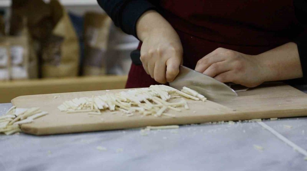 Gürsulu kadınlar çölyak hastası depremzedeler için erişte üretiyor