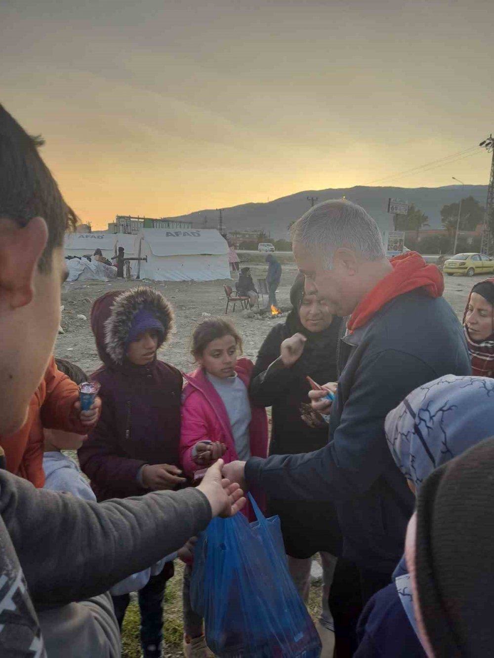 Deprem bölgesindeki çocuklara çikolata ve oyuncak dağıttı