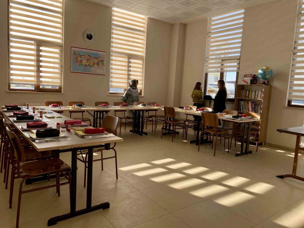 Depremzede çocuklar için eğitim alanları oluşturuldu