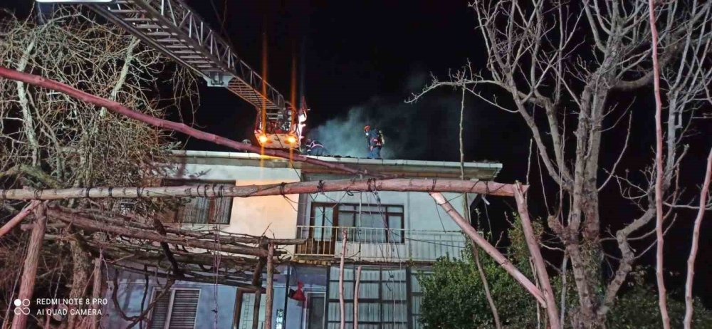 İki katlı evin bacasında çıkan yangın söndürüldü