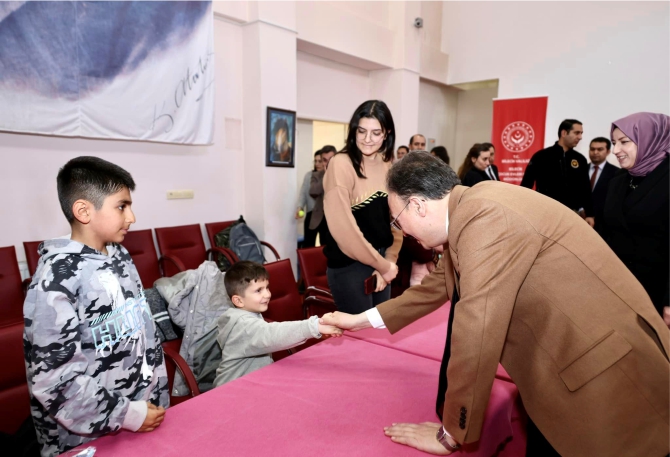 vali-kizilkayadan-afetzede-cocuklara-ziyaret1.jpg