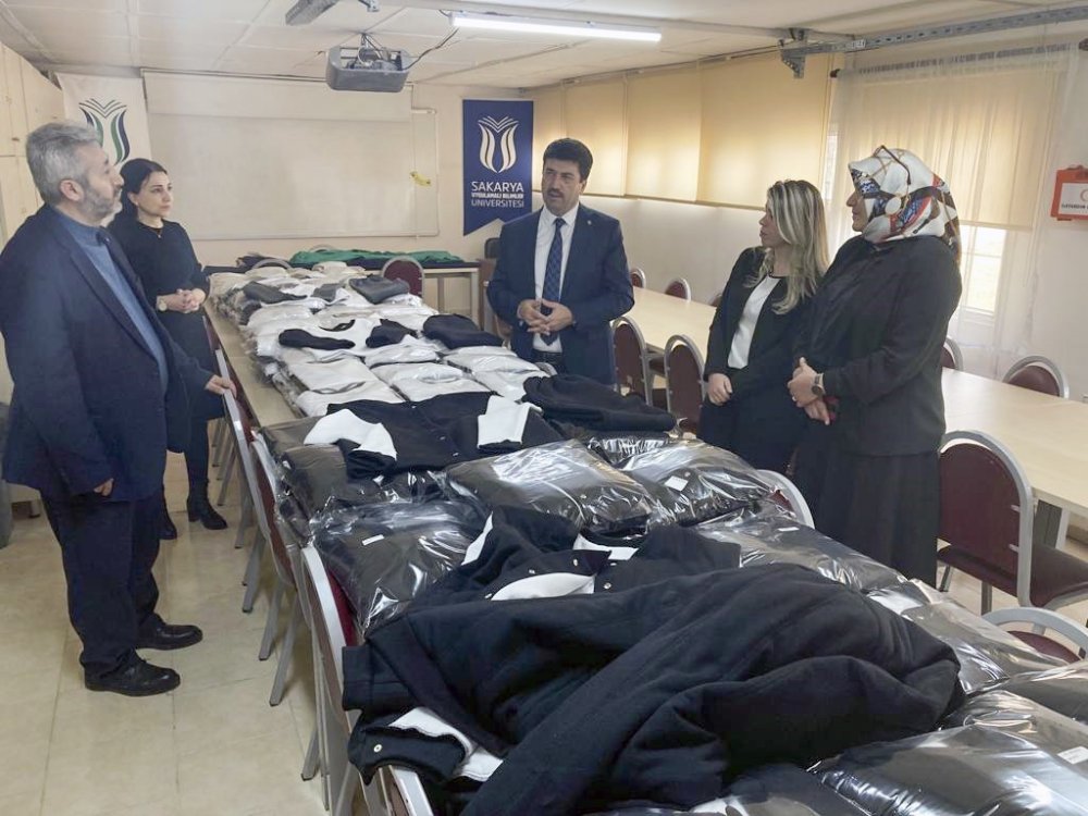 Depremzedeler için kışlık kıyafet üretiyorlar