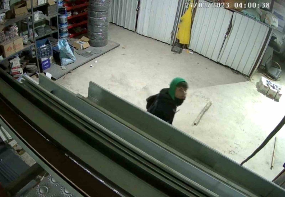 Makine hırsızları kameraya yakalandı