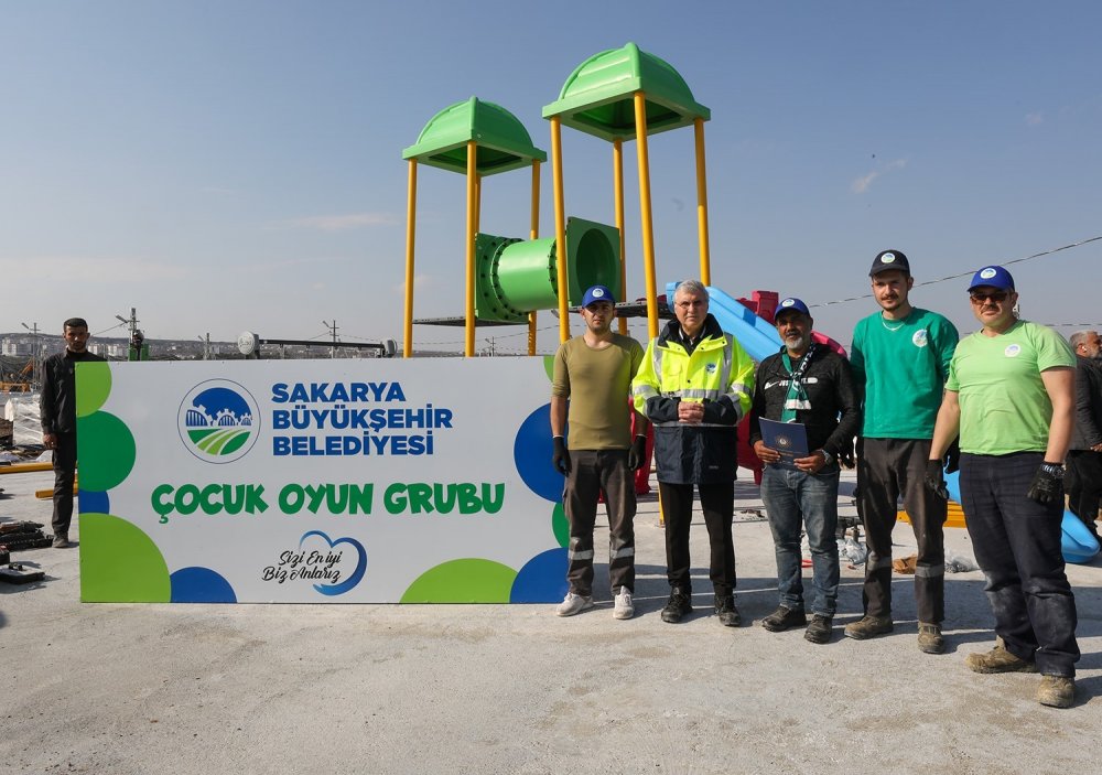 Mobil etkinlik tırı, çocuklar için afet bölgesinde