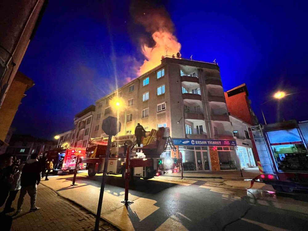 Çatı katı alev alev yandı