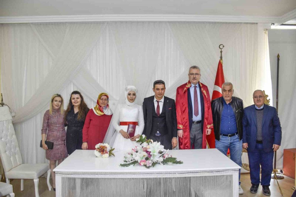 Depremzede çift dünyaevine girdi