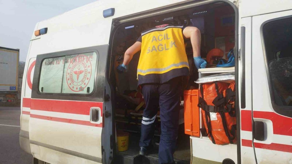 Depremzedelerin bulunduğu araç otomobille çarpıştı