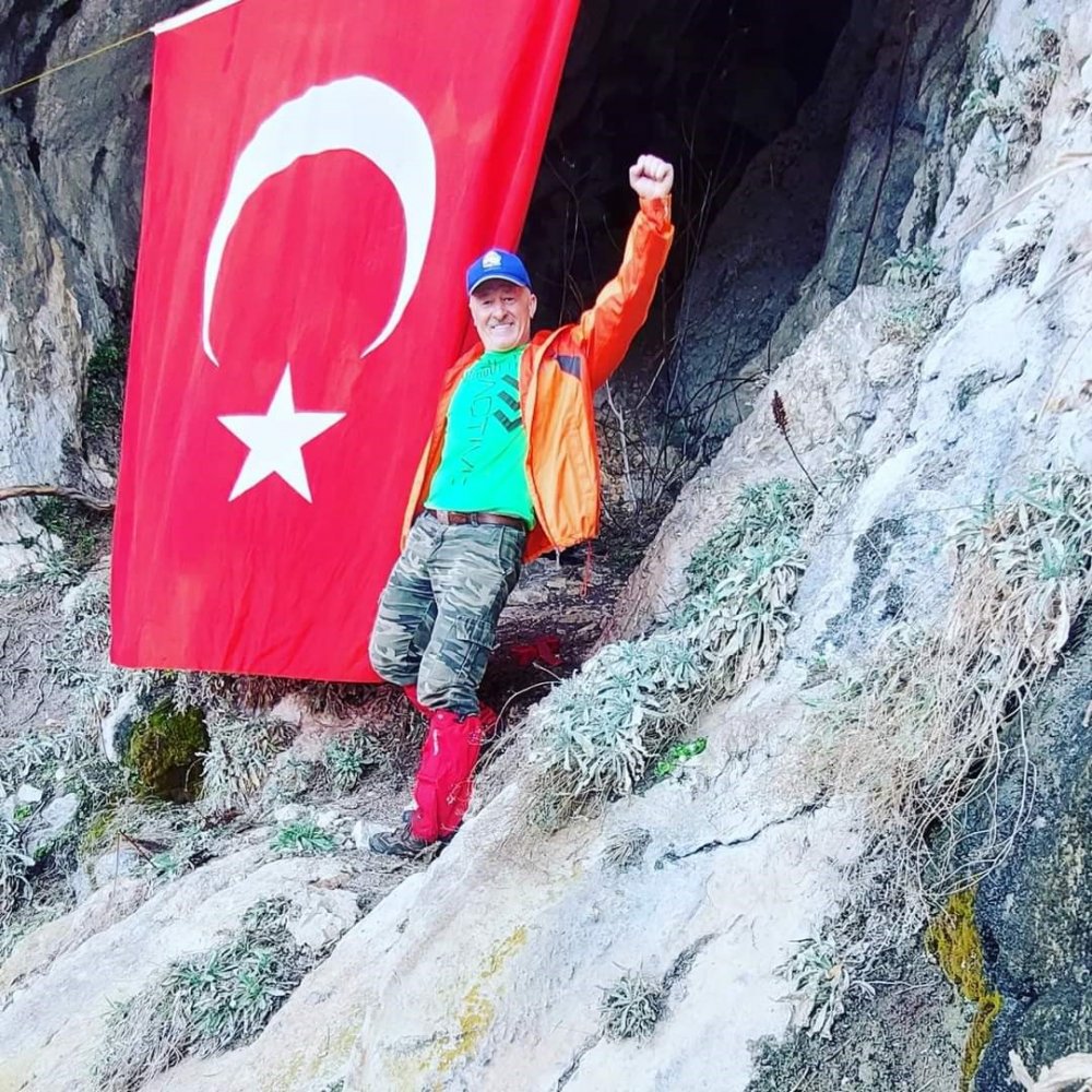 Kimsenin çıkamadığı Şahinkaya Mağarası’na Türk bayrağı astı