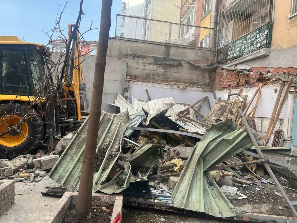 8 kaçak yapı yıkıldı