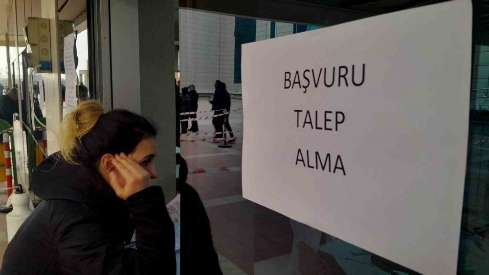 Kurum dışına masa kurdular, kuyruğu bitirdiler