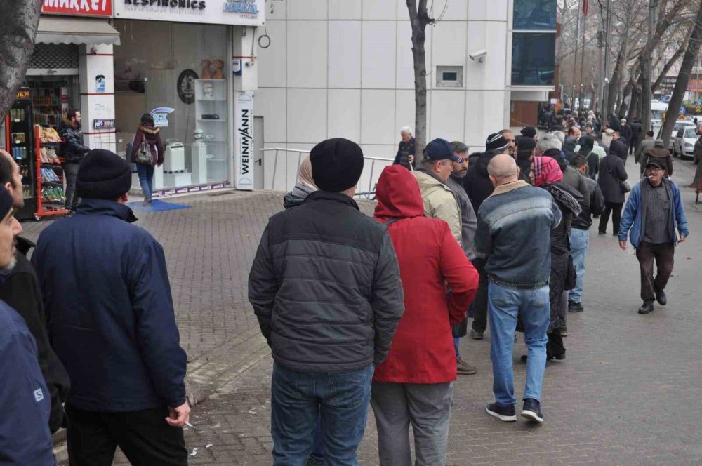 SGK’nın önünde EYT kuyruğu