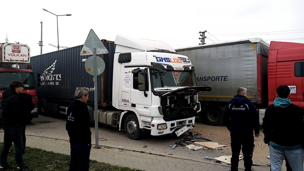 Tır ile kamyonet çarpıştı