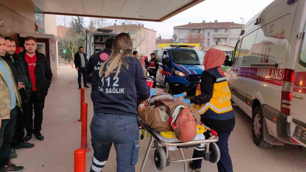 Tır ile kamyonet çarpıştı