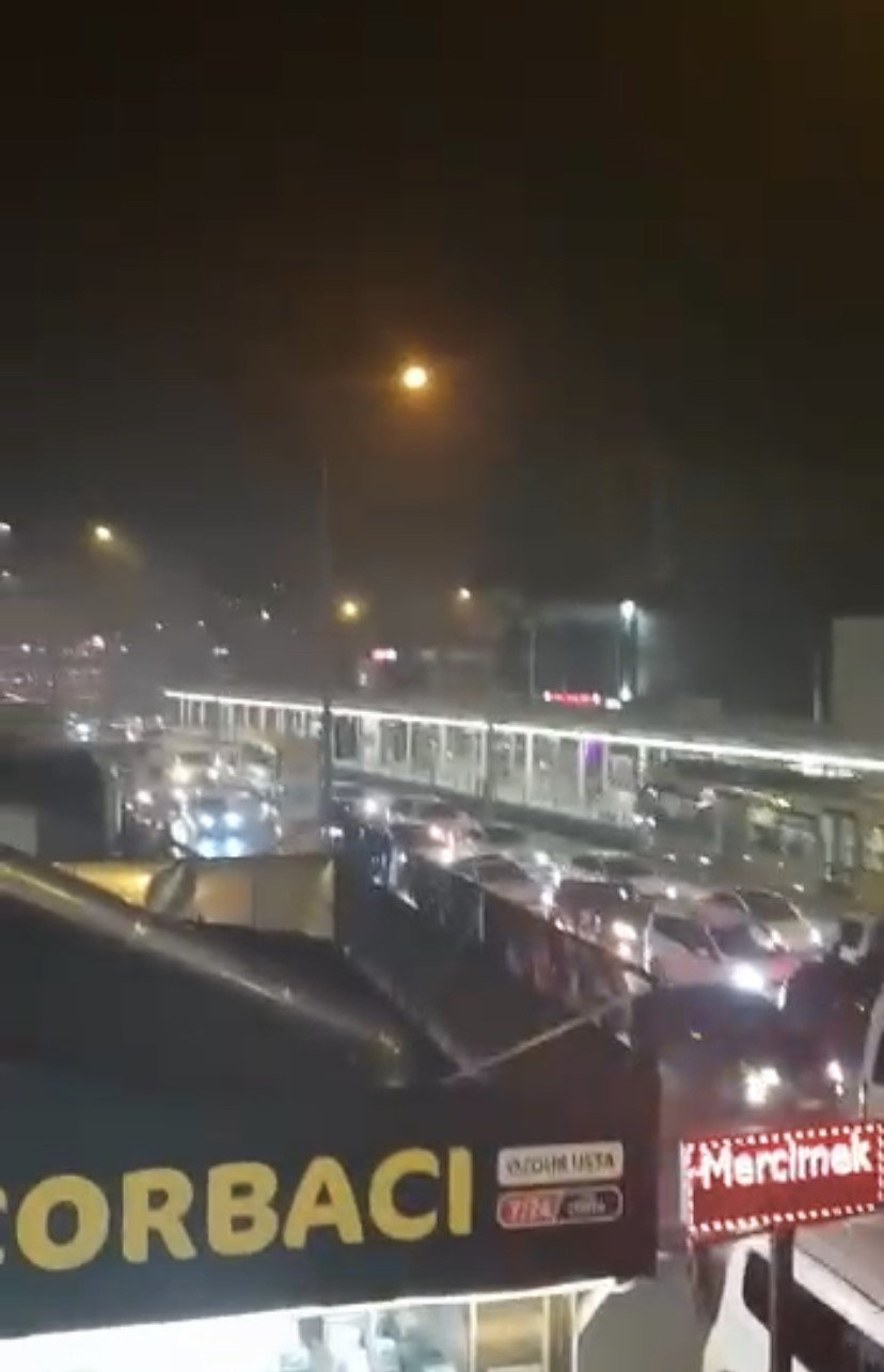 Trafiği durma noktasına getirdi