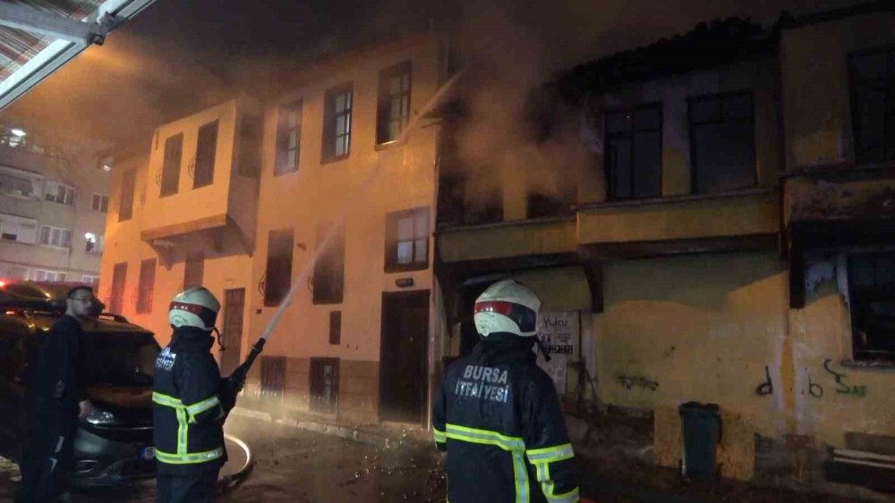 Ahşap ev alevlere teslim oldu