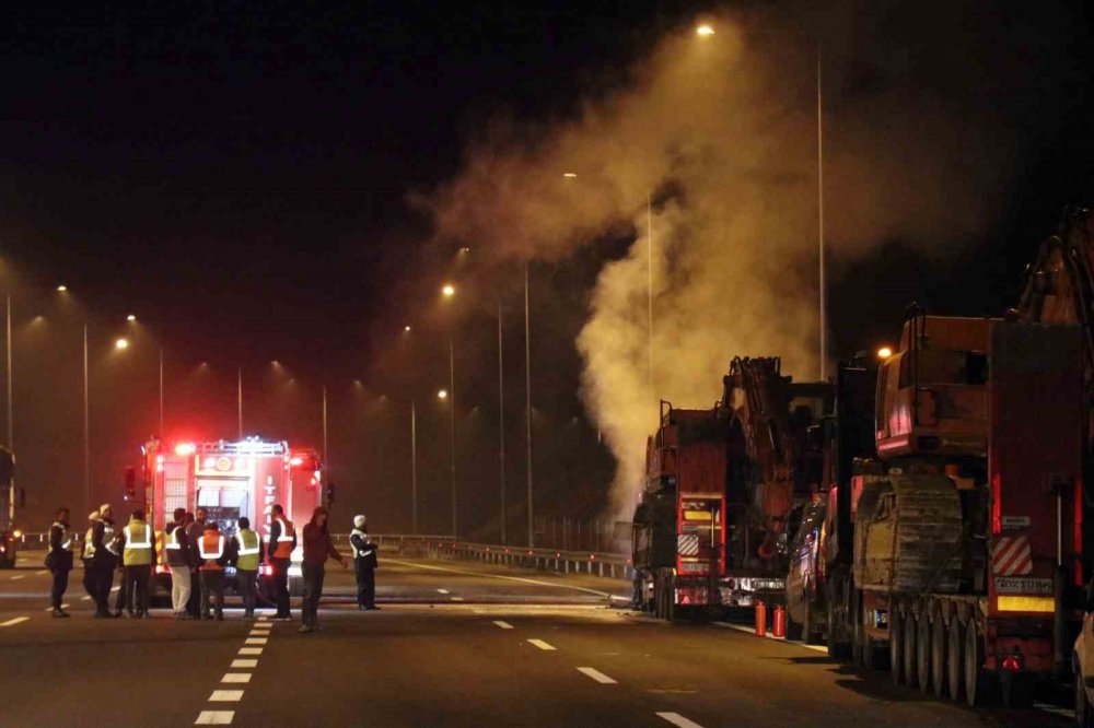Deprem bölgesine iş makinası taşıyan tır alev aldı