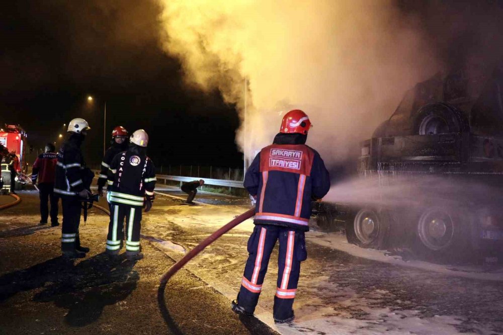 Deprem bölgesine iş makinası taşıyan tır alev aldı