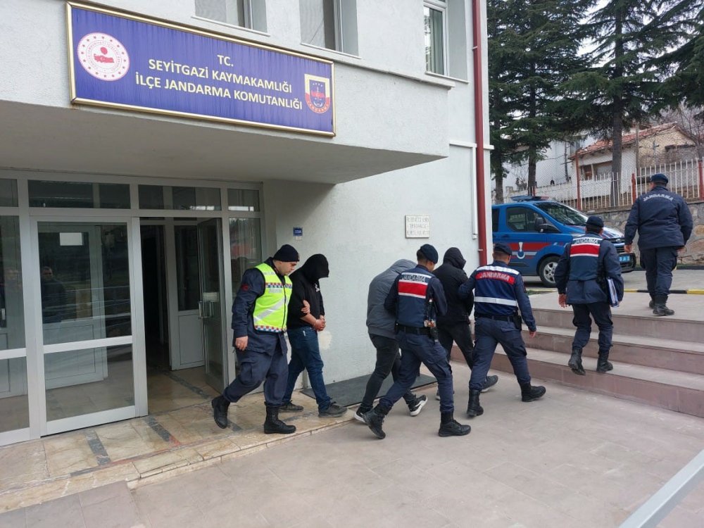 Bıçaklı kavga: 1’i ağır 2 yaralı