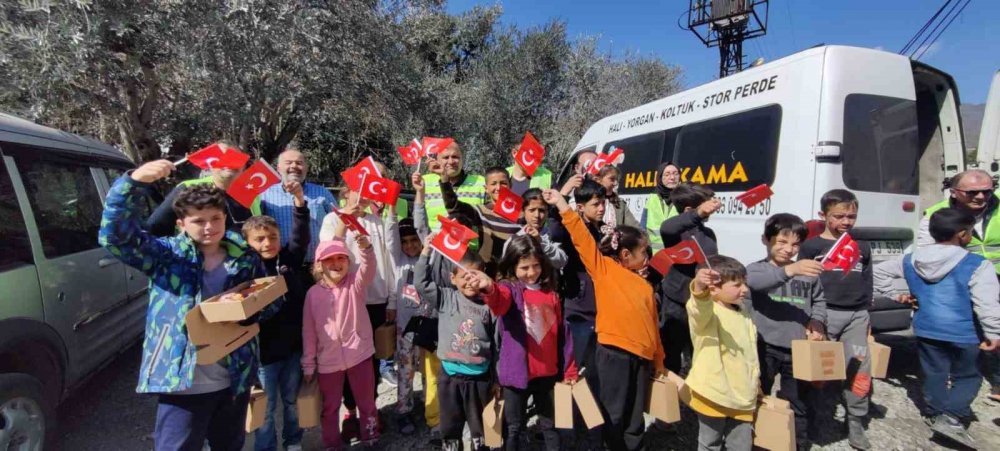 Bakkallar depremzede çocukların yüzünü güldürdü