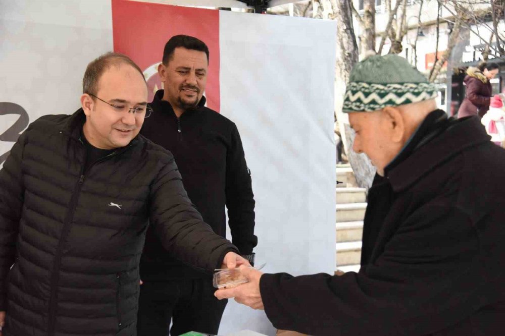 Bilecik Belediyesi kandil dolayısıyla helva ikramı yaptı