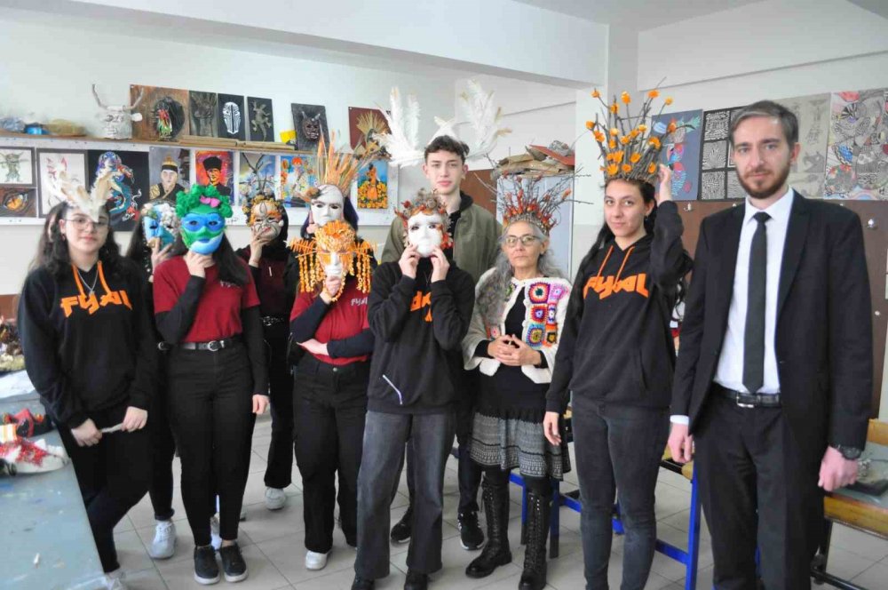 Bu okulda atık eşyalar takı oluyor