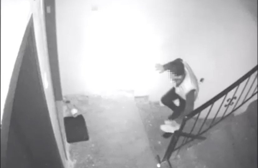 Terlik çaldı kendi ayakkabılarını bıraktı