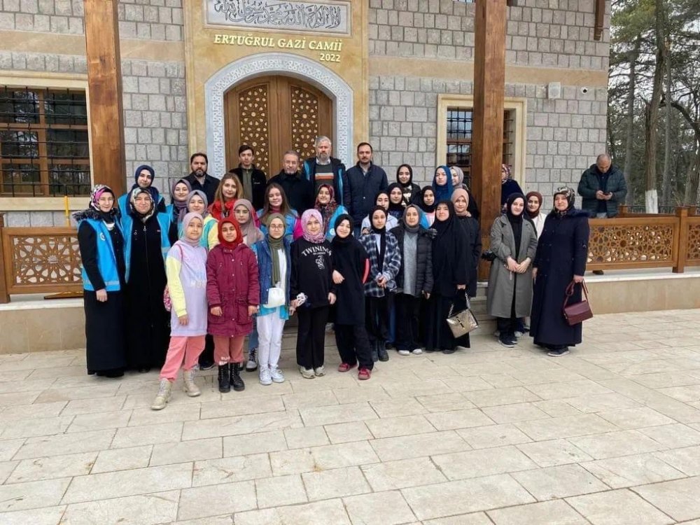 Bozüyüklü gençler Bilecik’in tarihi mekanlarını gezdi