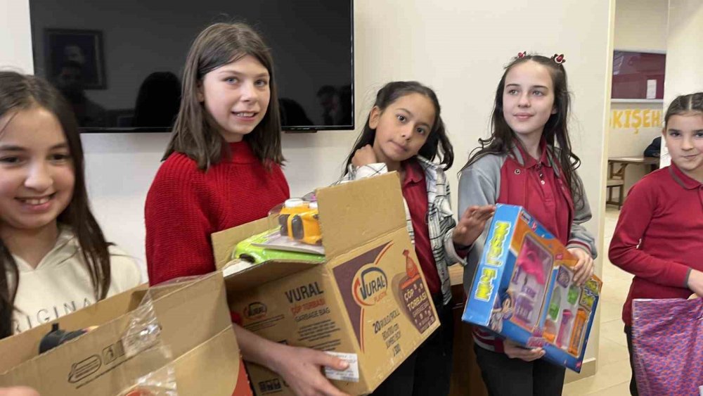 Minikler depremzede arkadaşlarıyla oyuncaklarını paylaştı