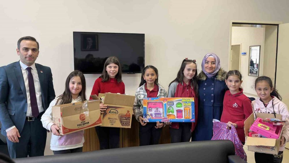 Minikler depremzede arkadaşlarıyla oyuncaklarını paylaştı