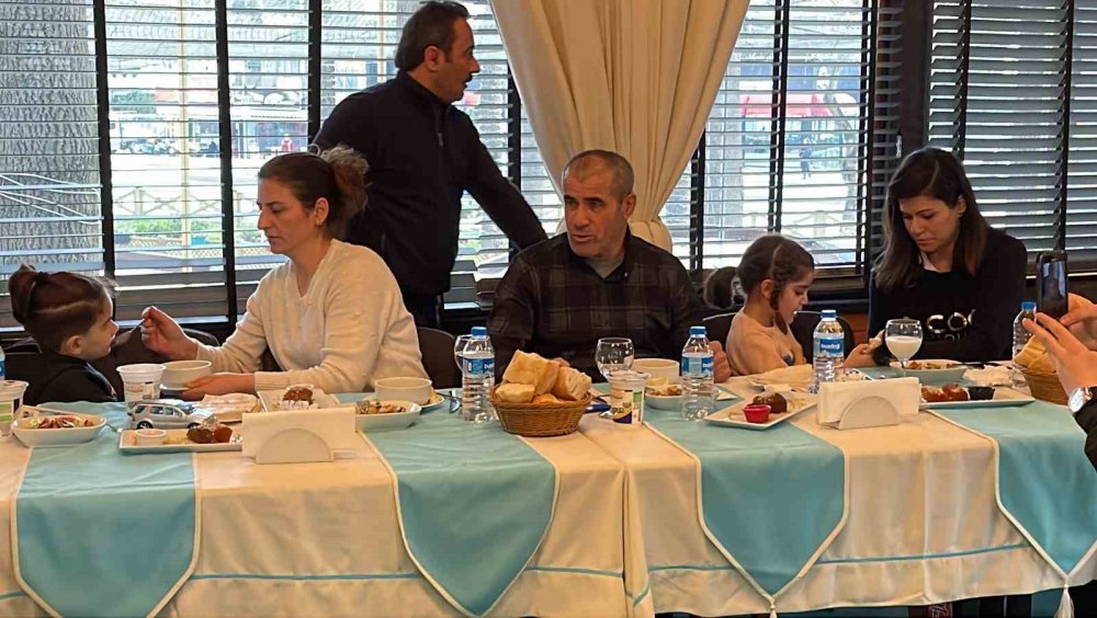 Enkazda kalan aile kendilerini kurtaran ekibi unutmadı