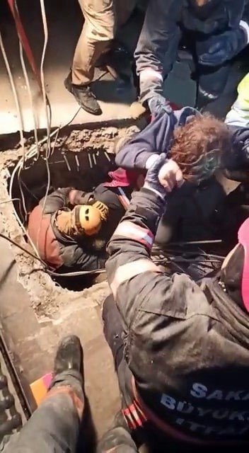 Enkazda kalan aile kendilerini kurtaran ekibi unutmadı