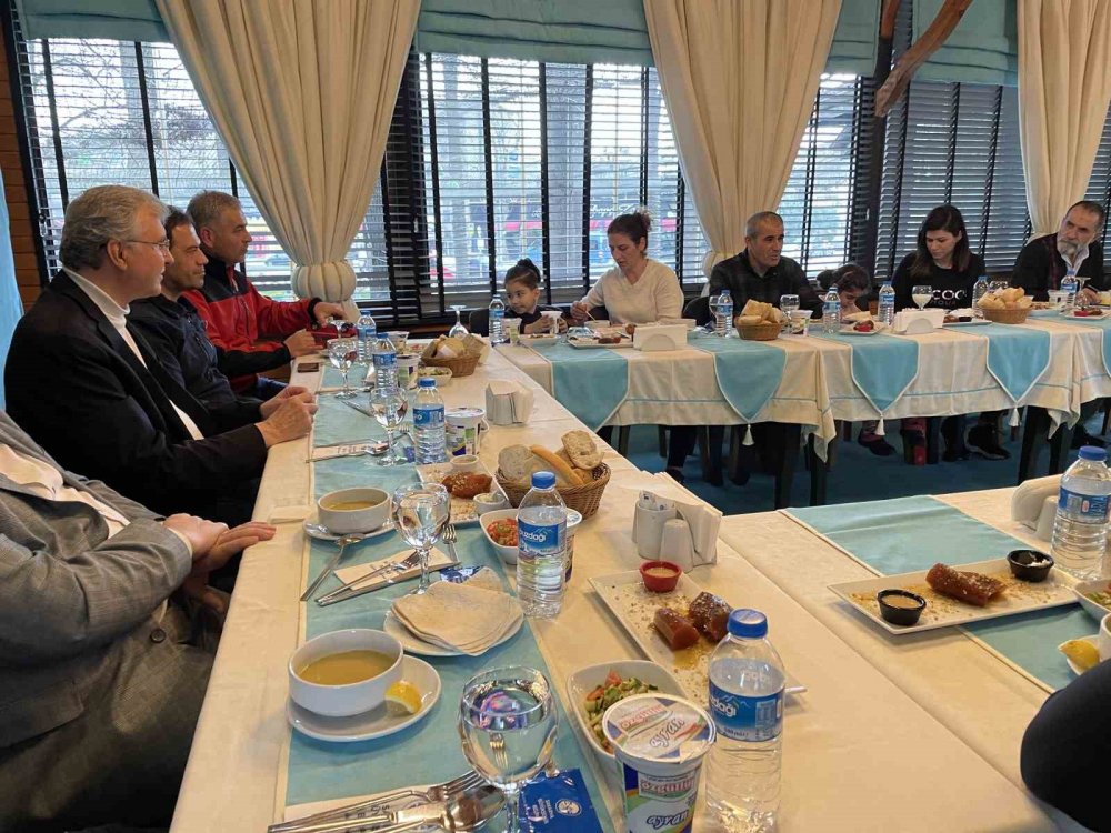 Enkazda kalan aile kendilerini kurtaran ekibi unutmadı